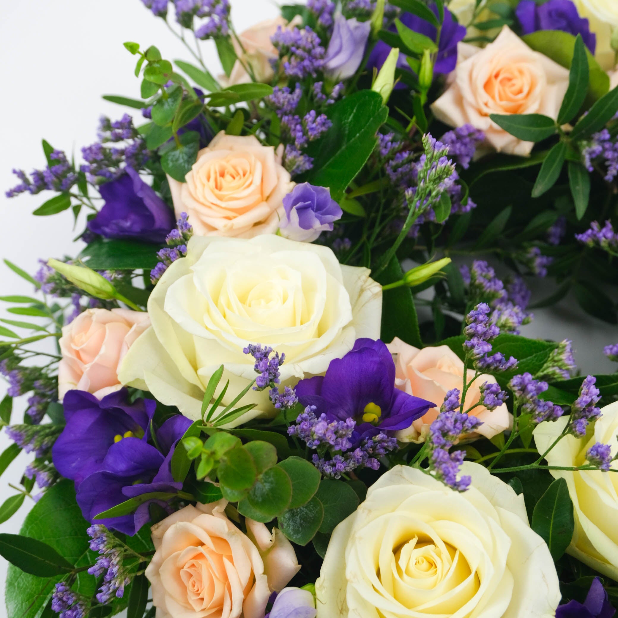 إكليل الخوخ والأبيض والأزرق