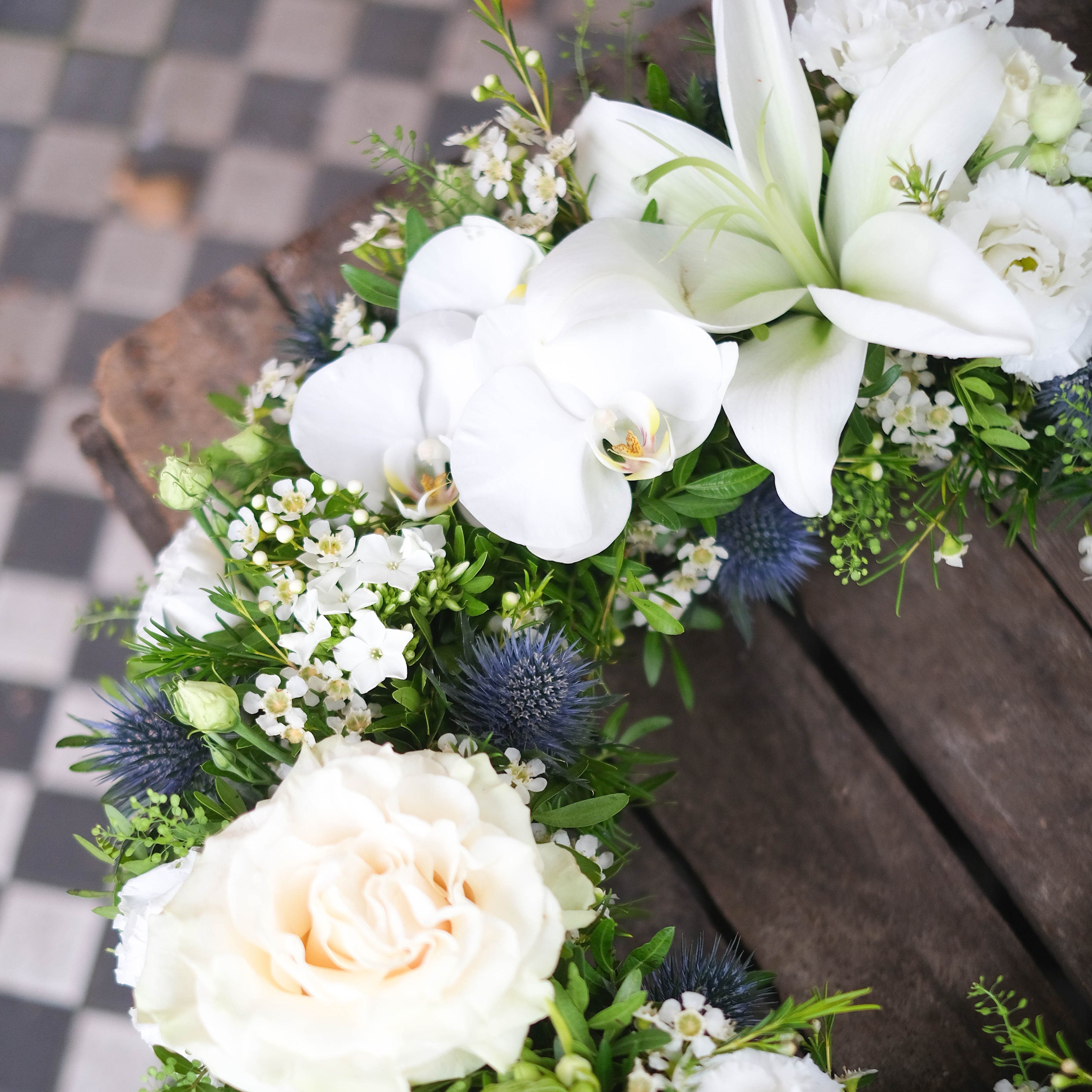 إكليل الزهور الأبيض المختلط